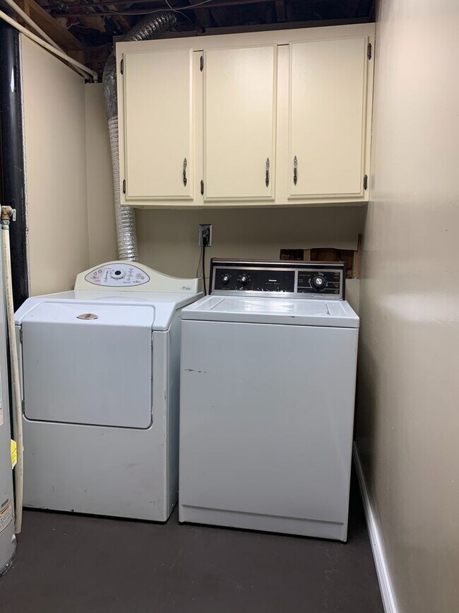 Building Photo - 2 Bedroom/1 Bathroom Duplex in Bluffdale