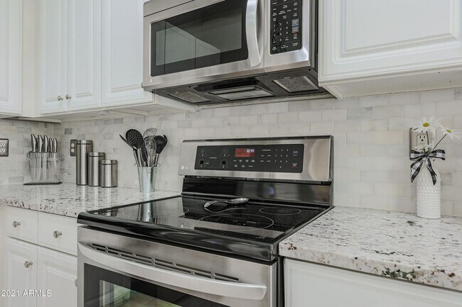 Building Photo - Gorgeous fully upgraded single level 4 bed home with private pool in North Peoria