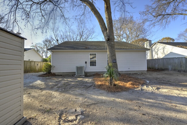 Building Photo - Gorgeous 3 BR, 2 BA , 1 Car Garage Home Of...