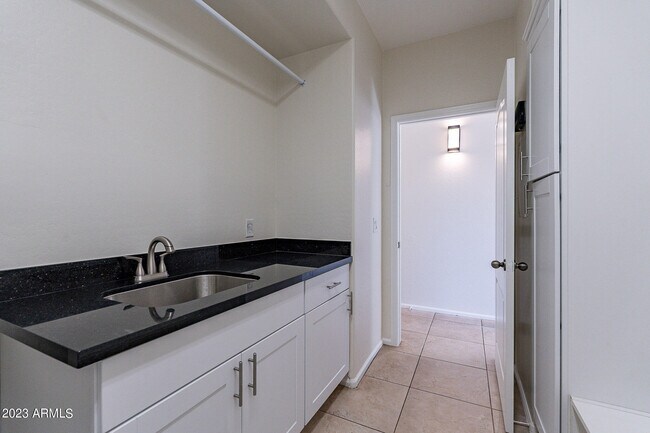 Building Photo - 2943 E Quiet Hollow Ln