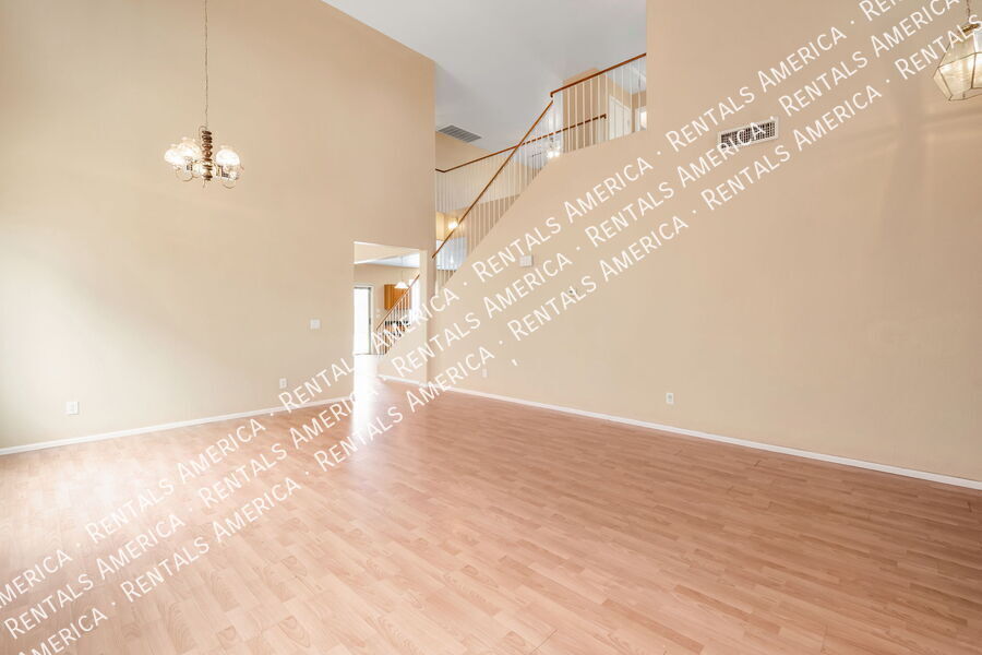 Building Photo - 629 E Saddle Way