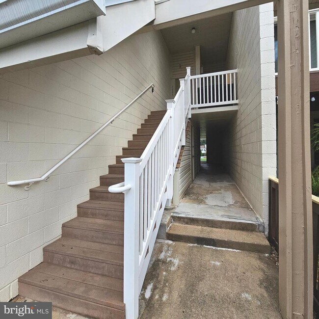 Building Photo - 1005 Warwick Ct