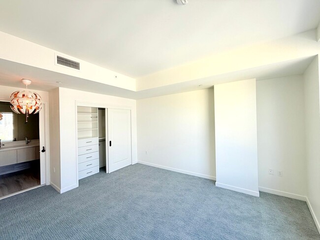 Building Photo - Very Unique Spacious Two Bedroom - Two bath luxury Condo with Views and Pool