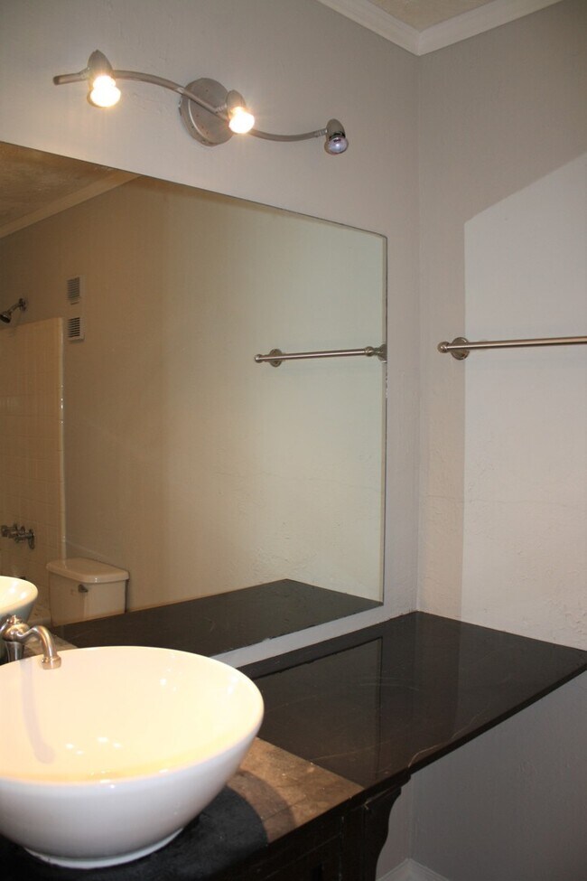 Building Photo - Just outside the perimeter at 75 and 285!