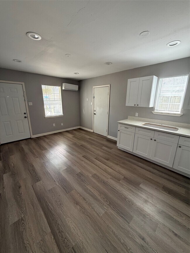 Building Photo - 4315 Chapman St