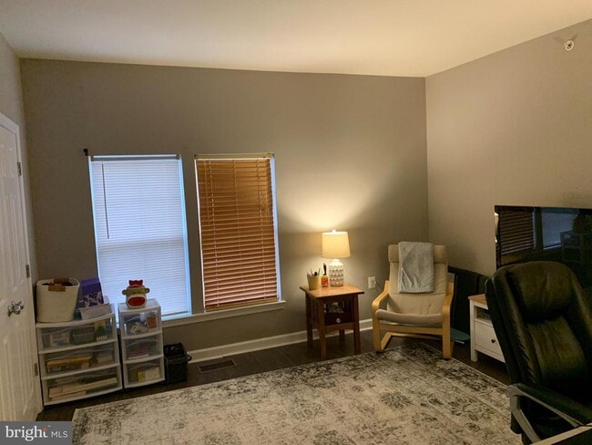 Building Photo - Charming Townhome-Style Condo with Garage ...