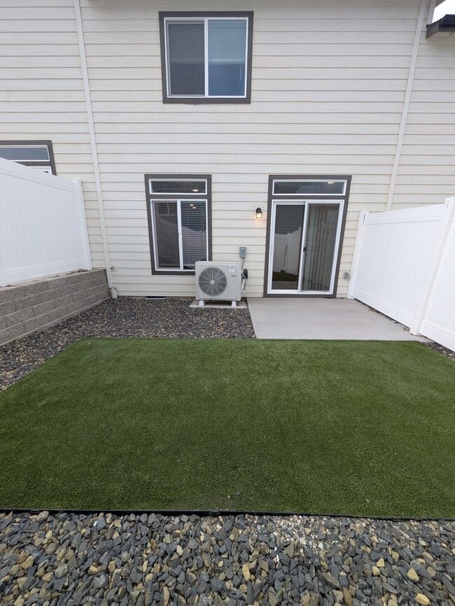 Building Photo - Brand New Townhome!