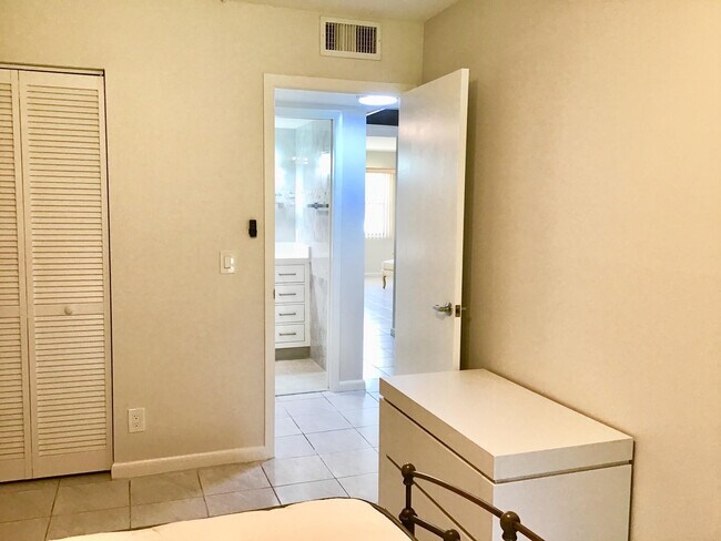 Building Photo - 1004 Newcastle A