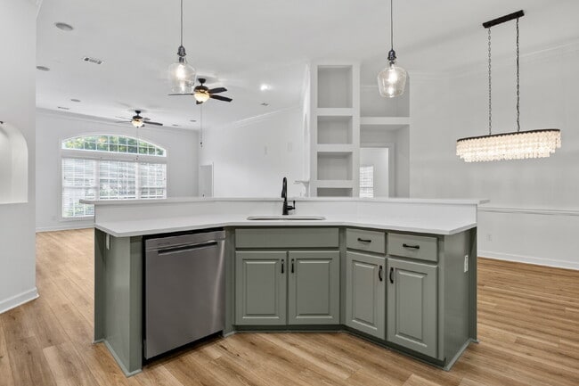 Building Photo - Large townhome in the Desirable Southbridge Community