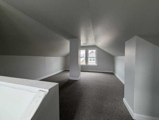 Building Photo - 13715 Thornhurst Ave