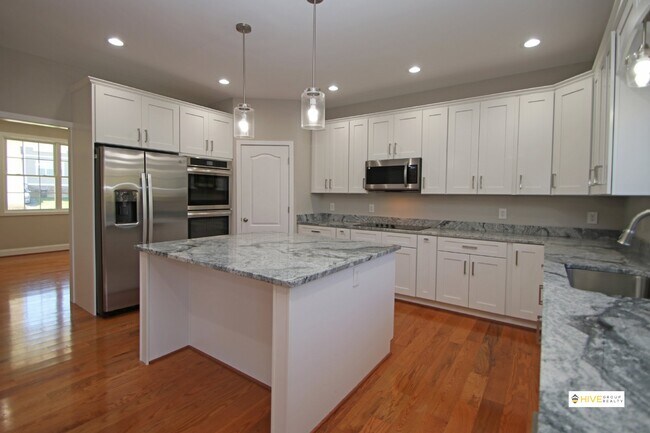 Building Photo - Upscale rental in Harrisonburg!