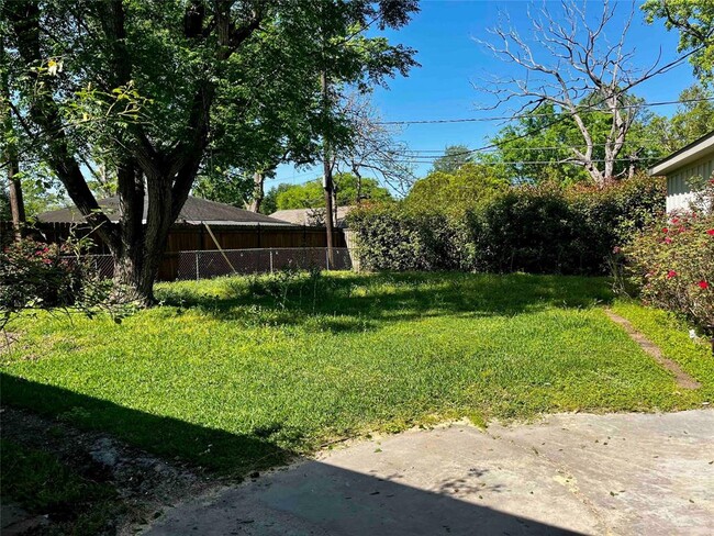 Building Photo - 8106 Mullins Dr