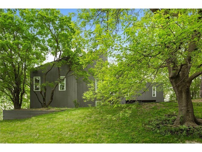 Building Photo - 2925 Minnehaha Curve