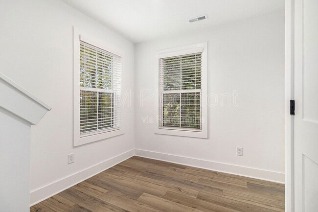 Building Photo - 205 Firefly Cir