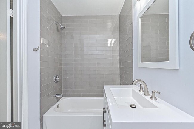 Building Photo - 7046 Leestone St