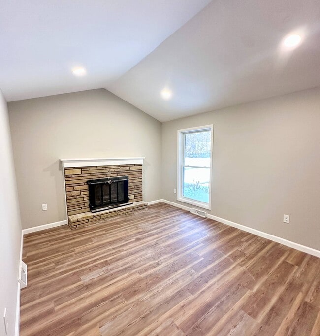 Building Photo - 521 Middleline Rd