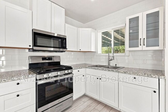 Building Photo - 1128 E Almeria Rd