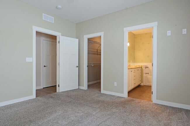 Building Photo - Beautiful 3 BD / 2.25 BA townhome in Rosemount!