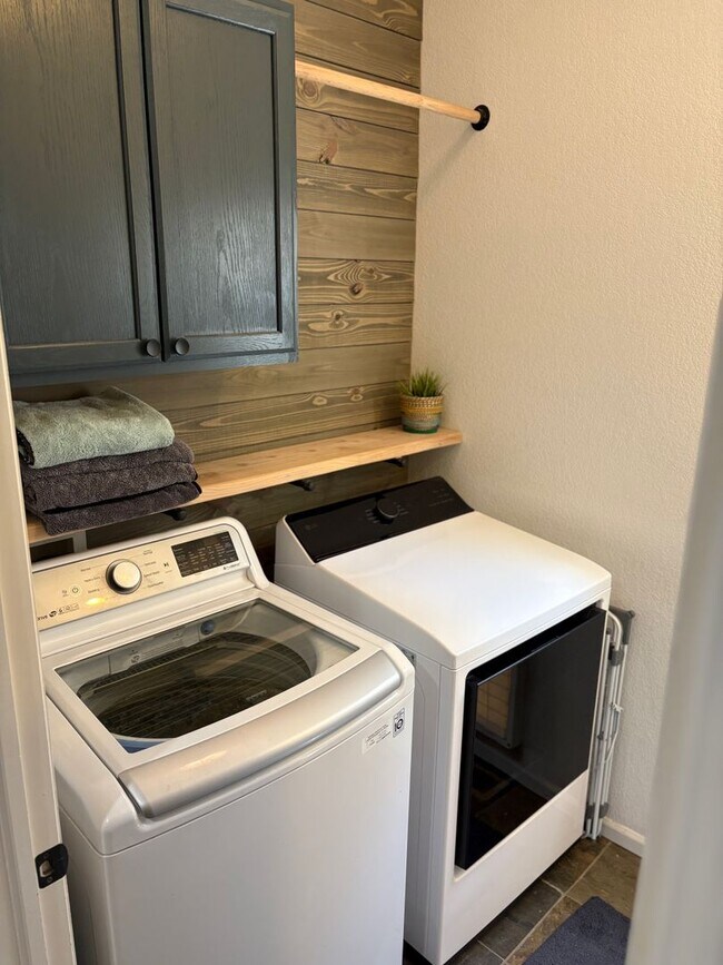 Building Photo - High-End 4 Bed 3.5 Bath Home Next to Arapa...