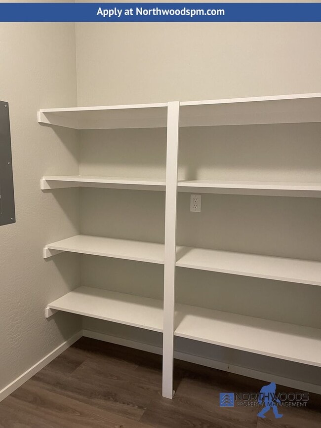 Building Photo - Very Nice 2 Bedroom 1 Bath Upstairs Apartment