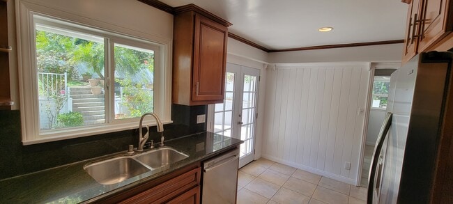 Building Photo - 661 Warner Ave