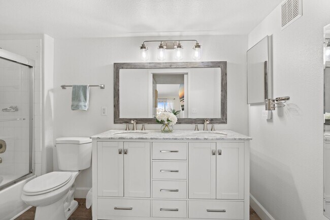 Building Photo - Best 2 Bed, 2 Bath Condo in Willow Ranch.