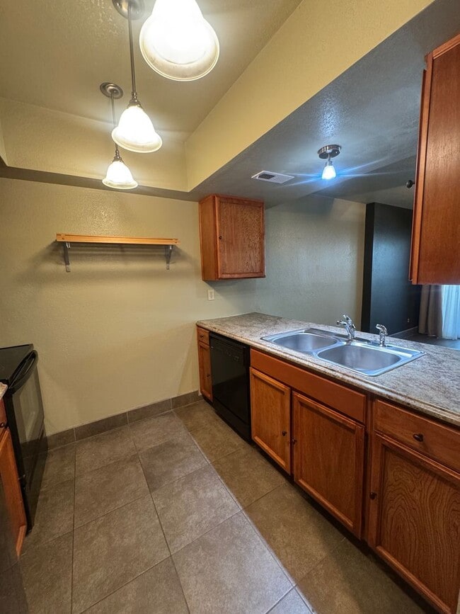 Building Photo - 2 Bedroom Codo in Rockrimmon