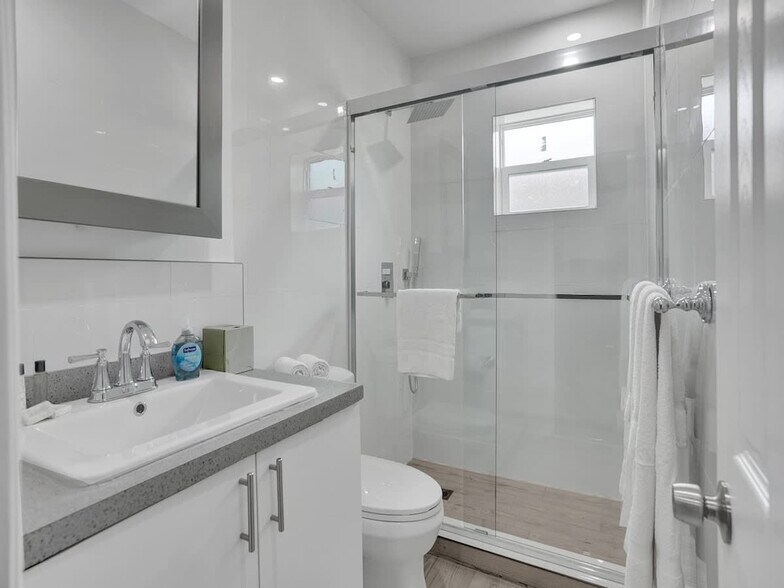 Building Photo - 906 N Riverside Dr