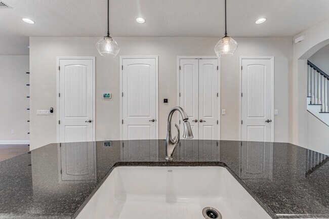 Building Photo - Stunning David weekly designed 3 BR+ OFFICE/ 2.5 BA / 2 Car executive townhouse in Hyde Park / So...