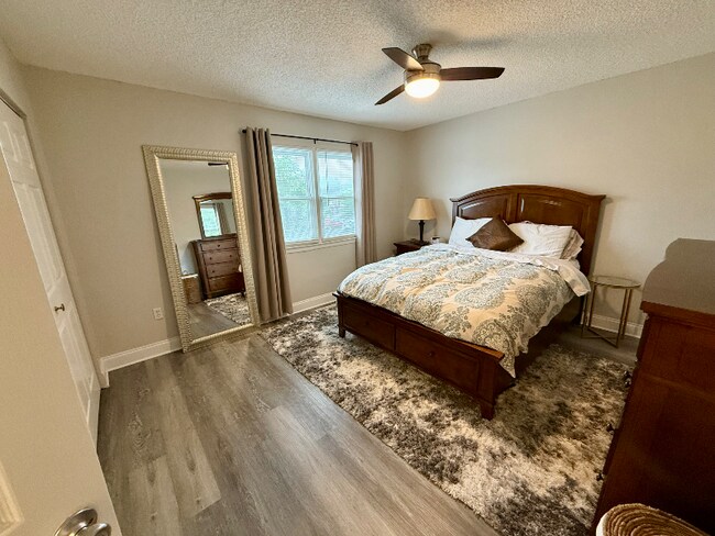 Building Photo - 20 Hollybrooke Dr