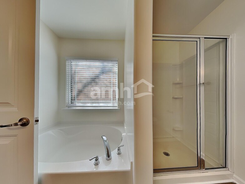 Building Photo - 620 Summer Hill Way