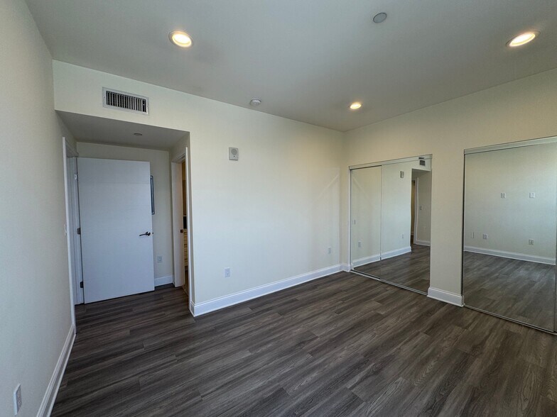 Building Photo - 14934 Burbank Blvd