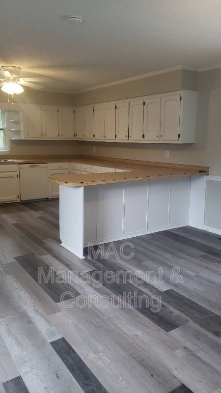 Building Photo - 1550 Lake Villa Cir