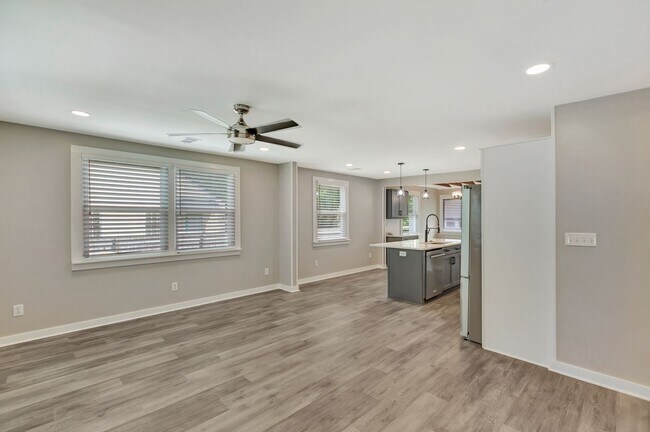 Building Photo - Completely Renovated Gem in Park Circle