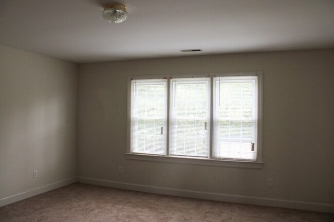 Building Photo - 4400 Dewfield Dr N