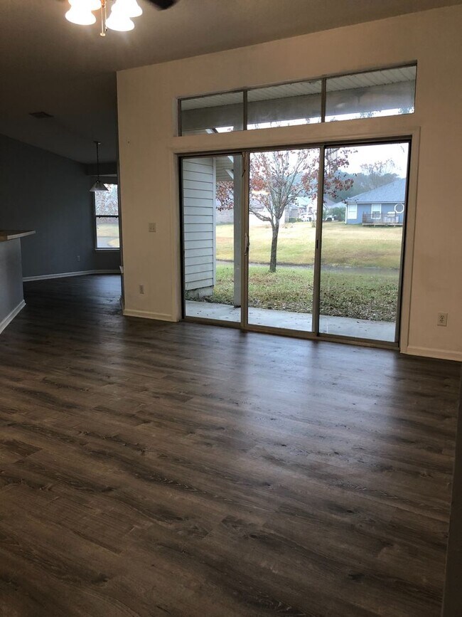 Building Photo - Cute Spacious Westside Home