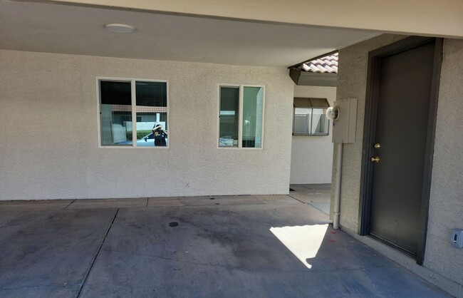 Building Photo - Clean! 2 bed 2 bath Town-home in Central P...