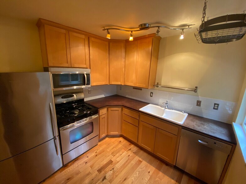 Building Photo - 909 NE Brazee St