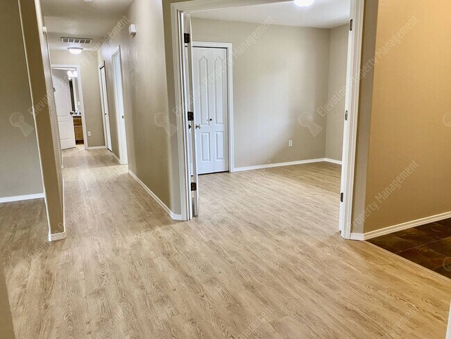 Building Photo - Single-Level home in NE Redmond with fenced backyard!