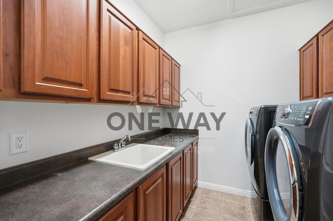 Building Photo - 587 E Benrich Dr