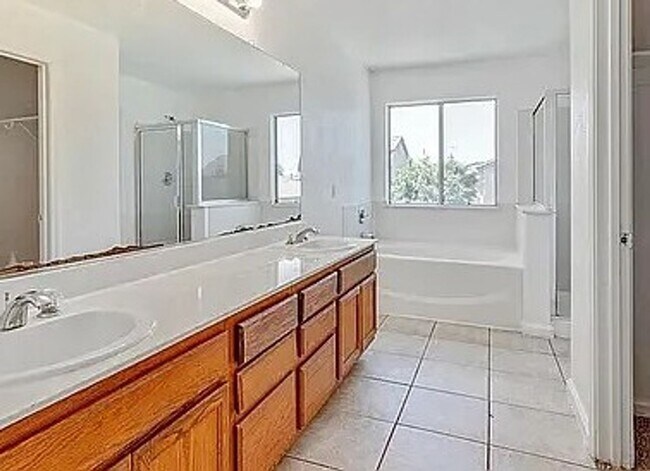 Building Photo - Updated 2 Story Home In Weston Ranch