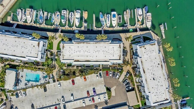 Building Photo - Stunning Condo on the Bay