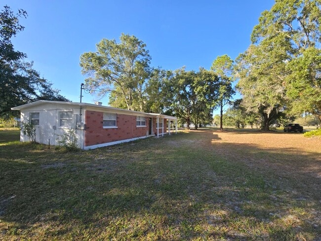 Building Photo - Spacious 3-Bed, 1-Bath Home on Quiet Road ...