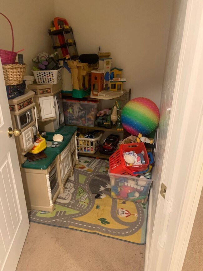 Building Photo - 4 Bed Basement Unit for Rent in PG $1700-1st Month Rent free!