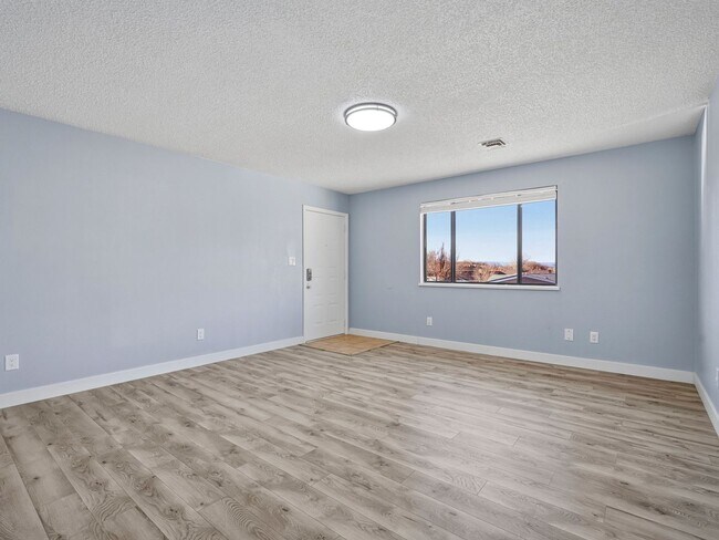 Building Photo - Palisade Perfection: Remodeled Condo Steps from Downtown!