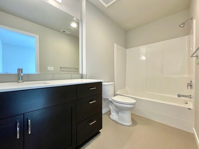 Building Photo - Great Townhome for rent