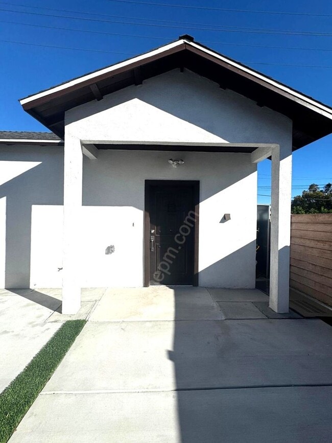 Building Photo - 696 E 9th St