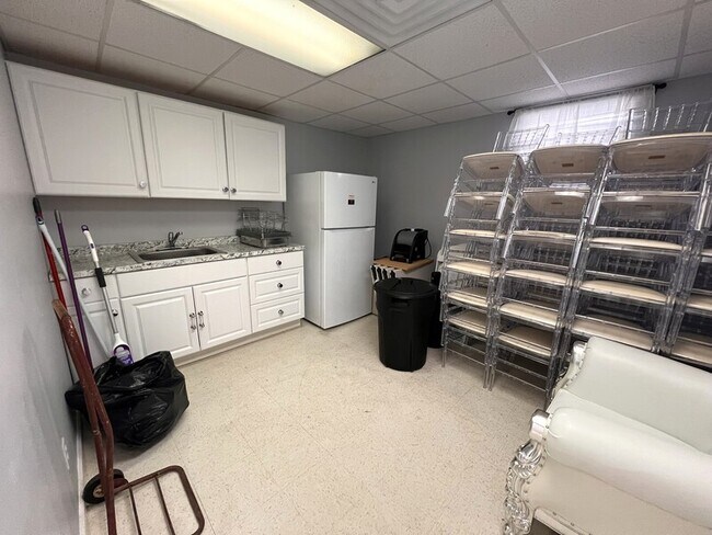 Building Photo - 826 Main St