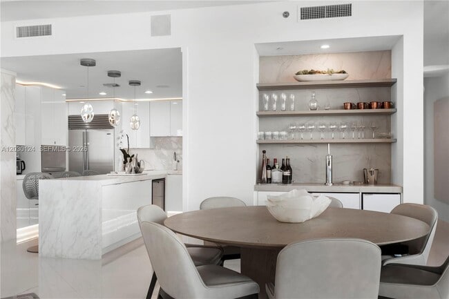 Building Photo - 5959 Collins Ave