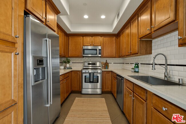 Building Photo - 837 N Hudson Ave